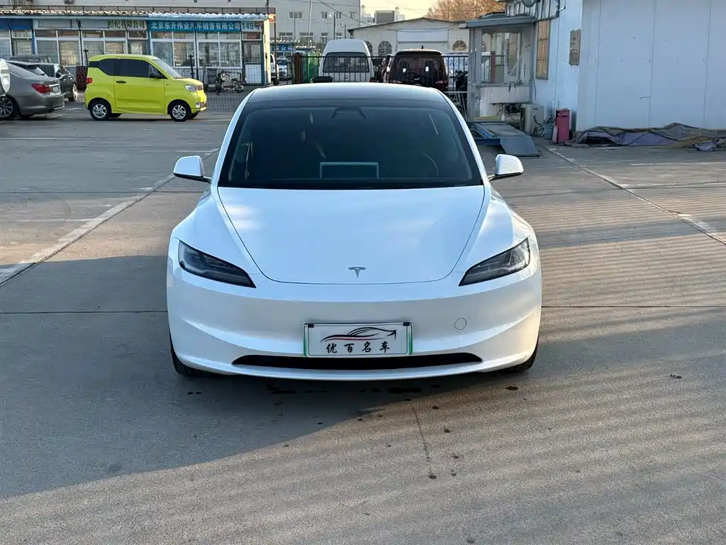 TESLA MODEL 3