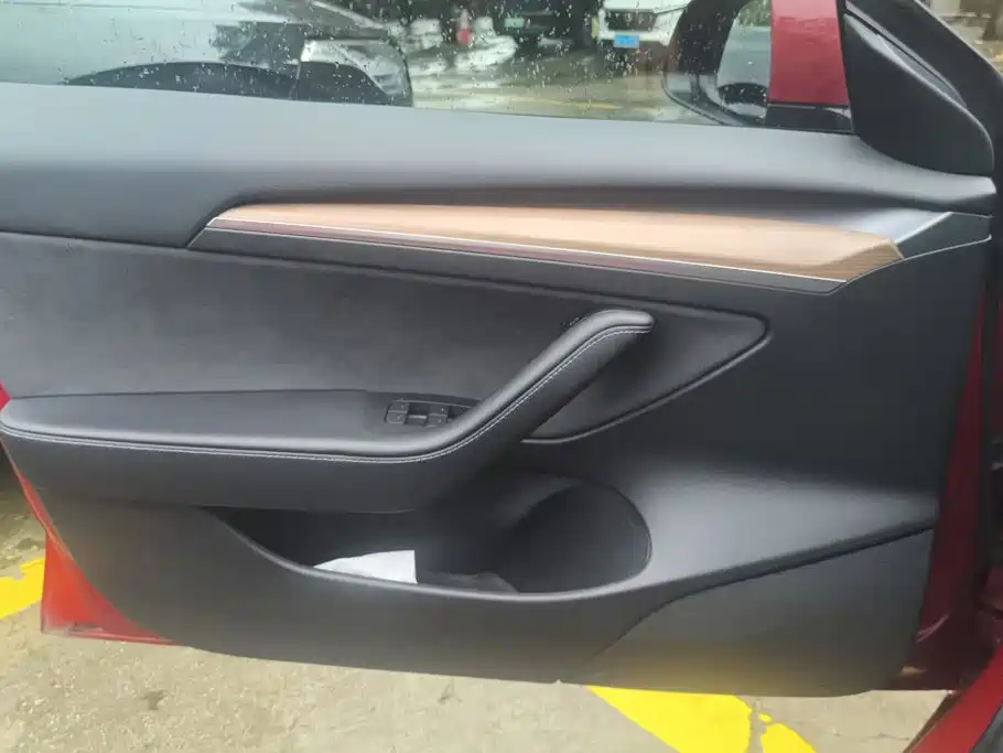 Tesla Model 3 — миниатюра 7
