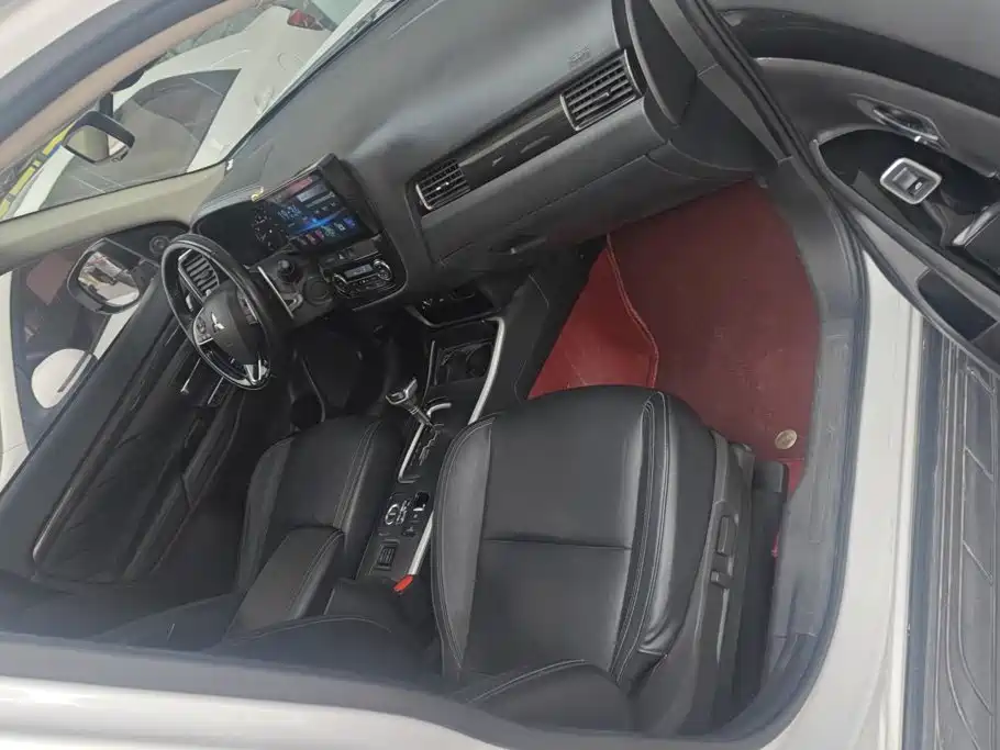 Mitsubishi Outlander — миниатюра 8