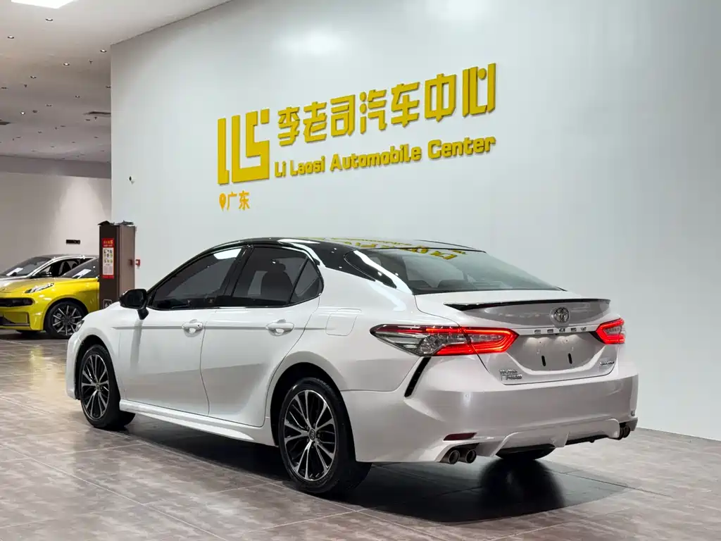 Toyota Camry — миниатюра 5