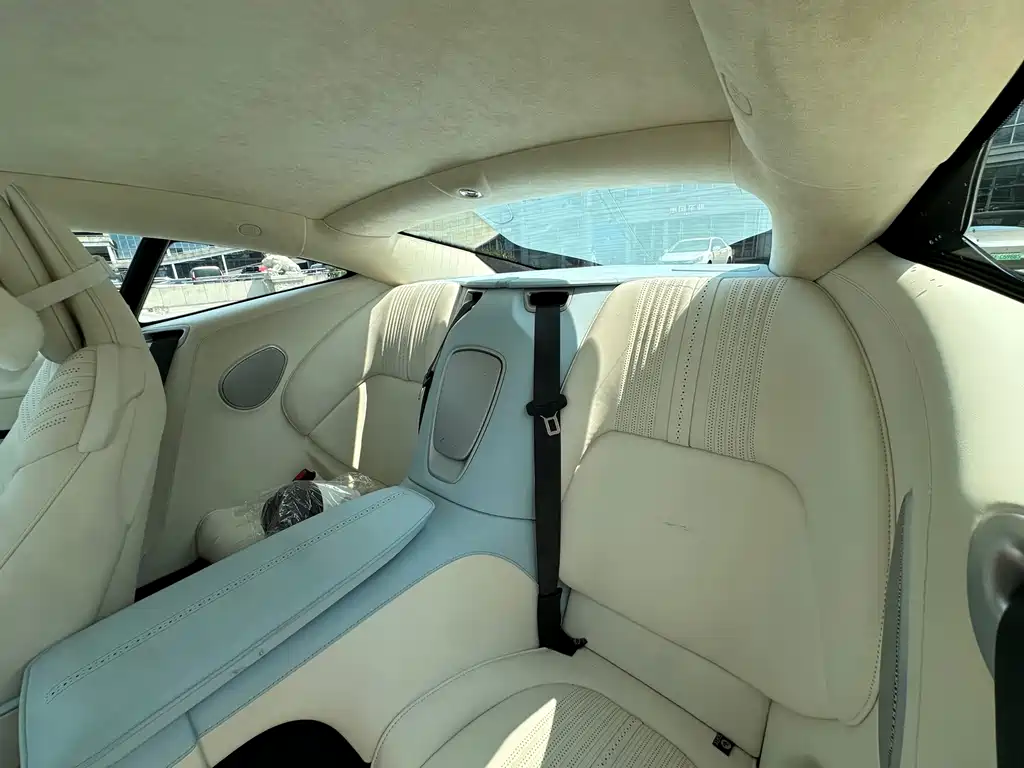 Aston Martin DB11 — миниатюра 9