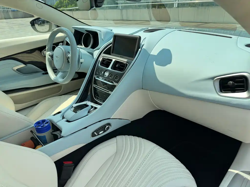 Aston Martin DB11 — миниатюра 12