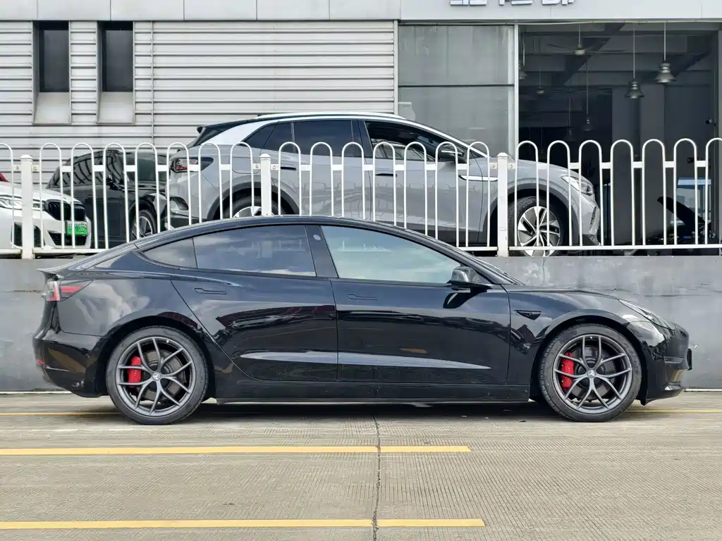 Tesla Model 3 — миниатюра 7