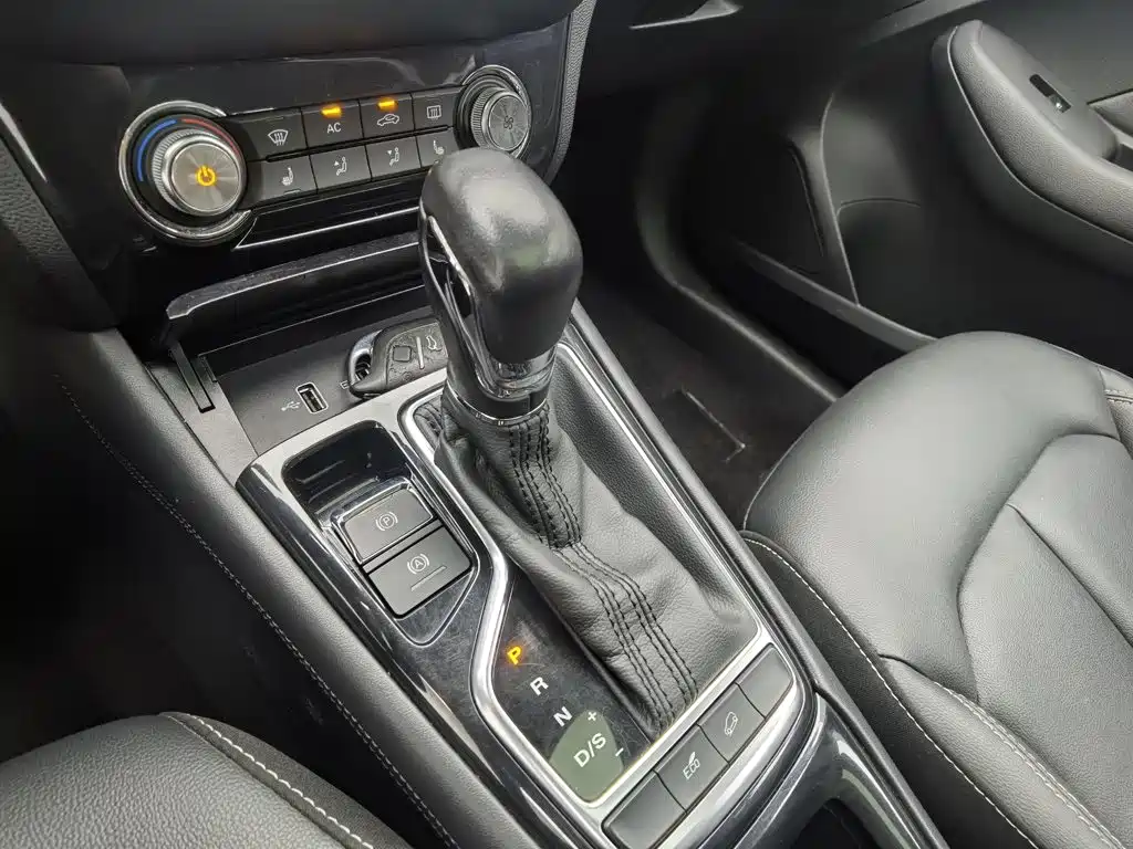 Roewe RX3 — миниатюра 13