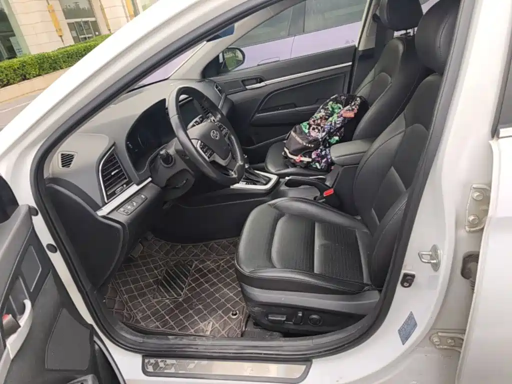 Hyundai Elantra — миниатюра 8
