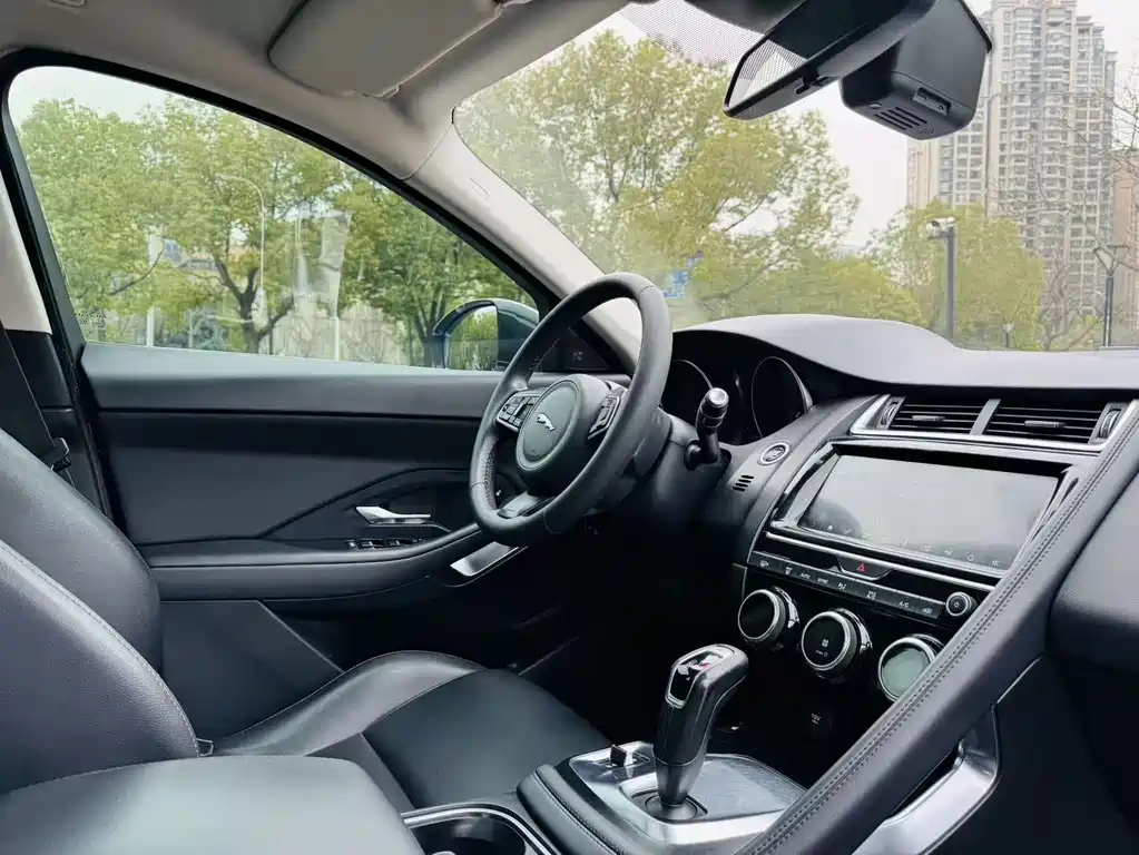 Jaguar E-PACE — миниатюра 11