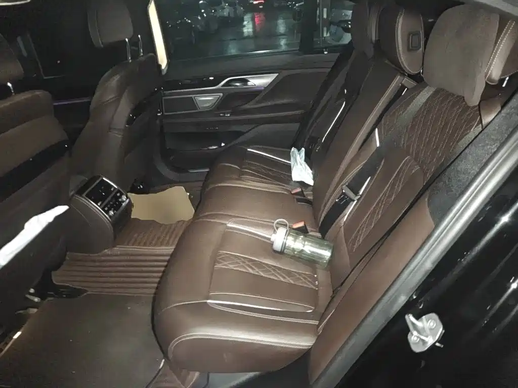 BMW 7 Series — миниатюра 13