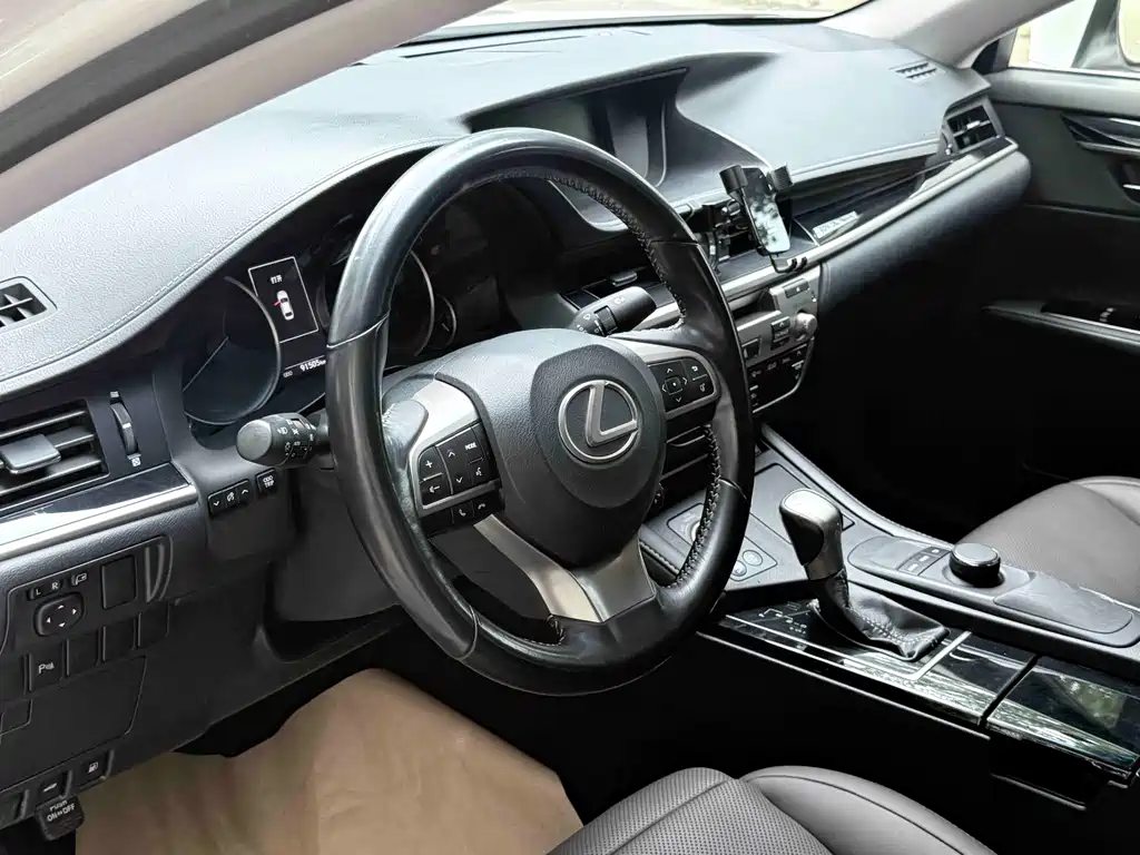 Lexus ES 2017 200 30