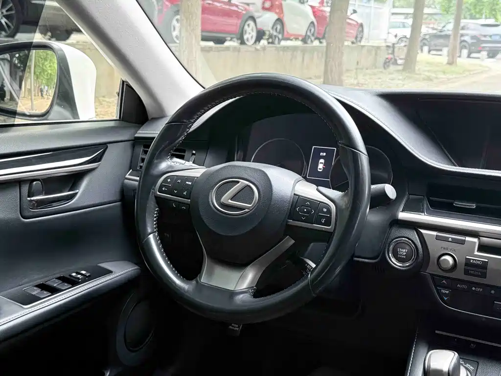 Lexus ES 2017 200 30