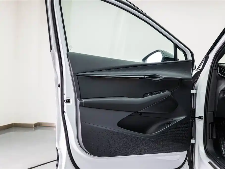 Volkswagen 06 2025 Pure