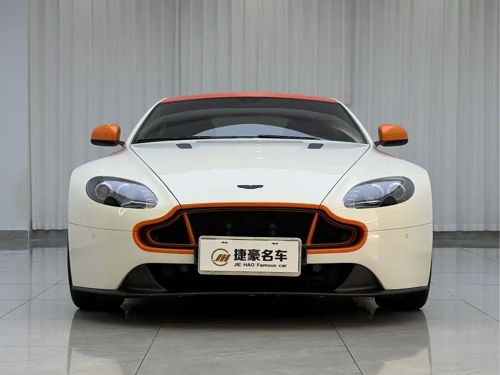 Aston Martin V8 Vantage 2019