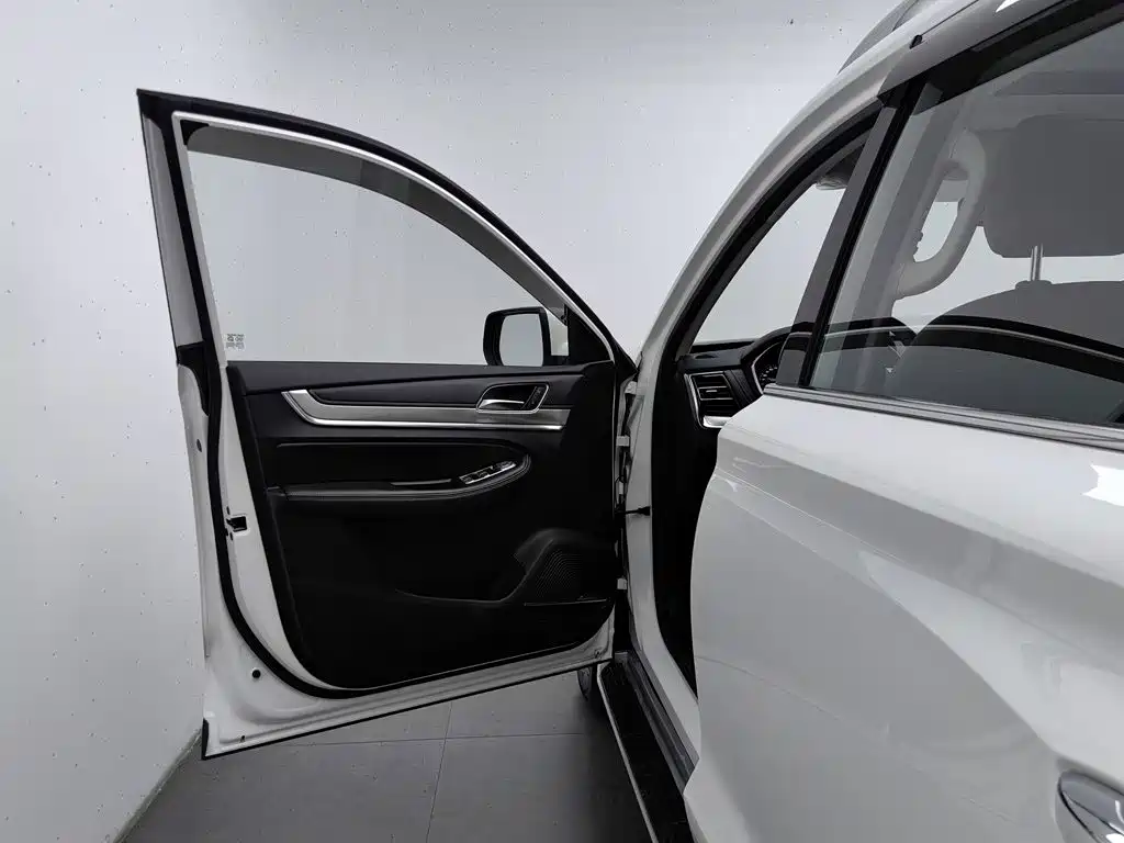 Roewe RX8 — миниатюра 8