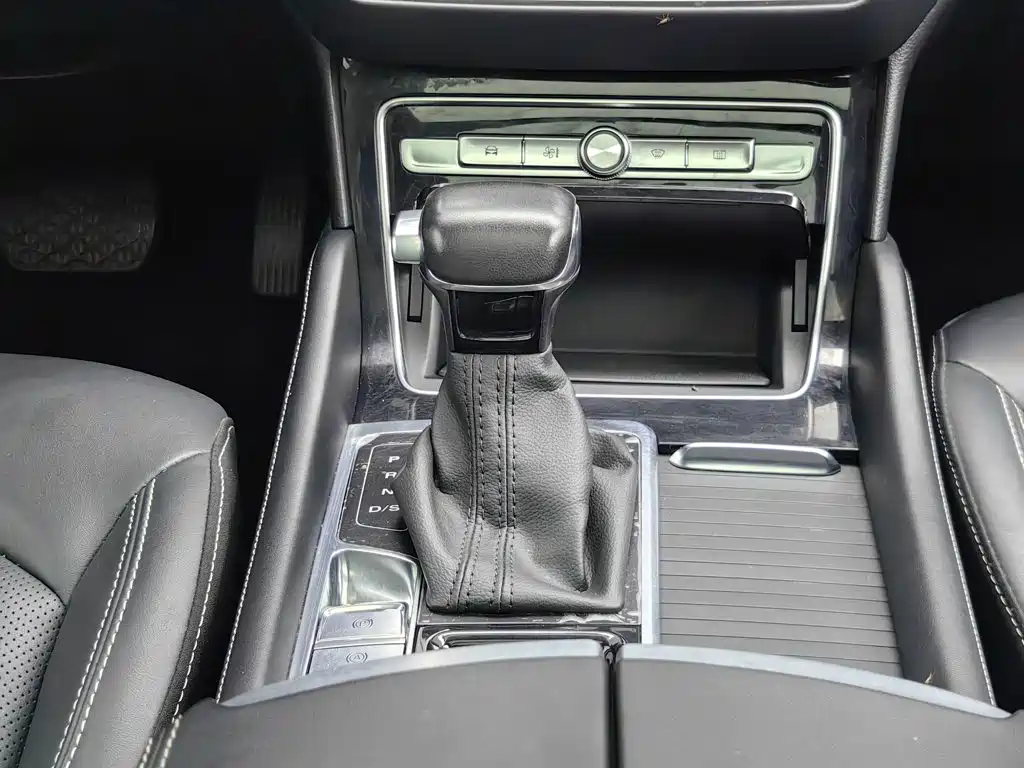 Roewe RX8 — миниатюра 13
