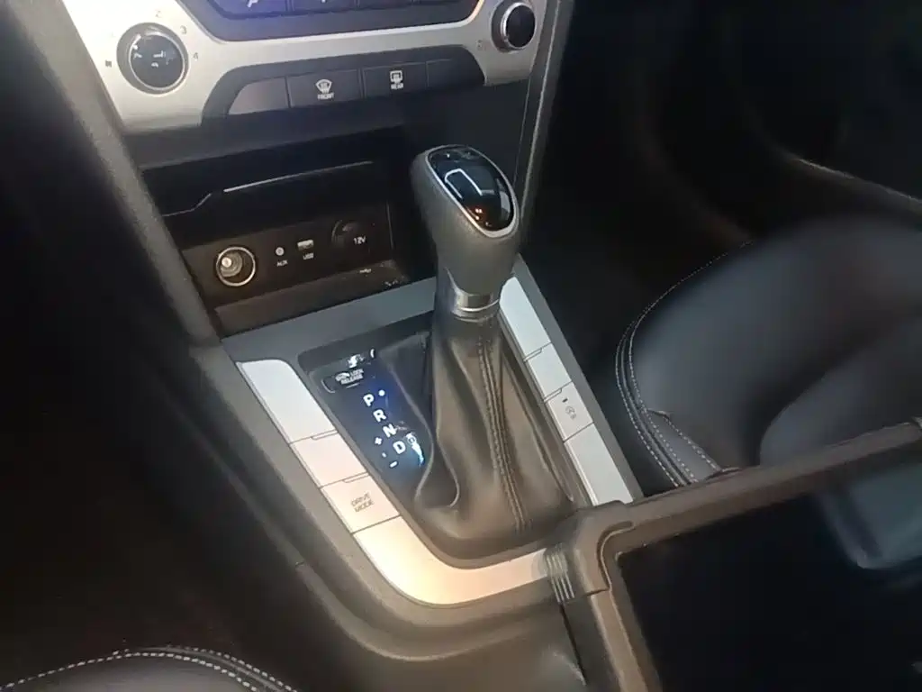 Hyundai Elantra — миниатюра 14