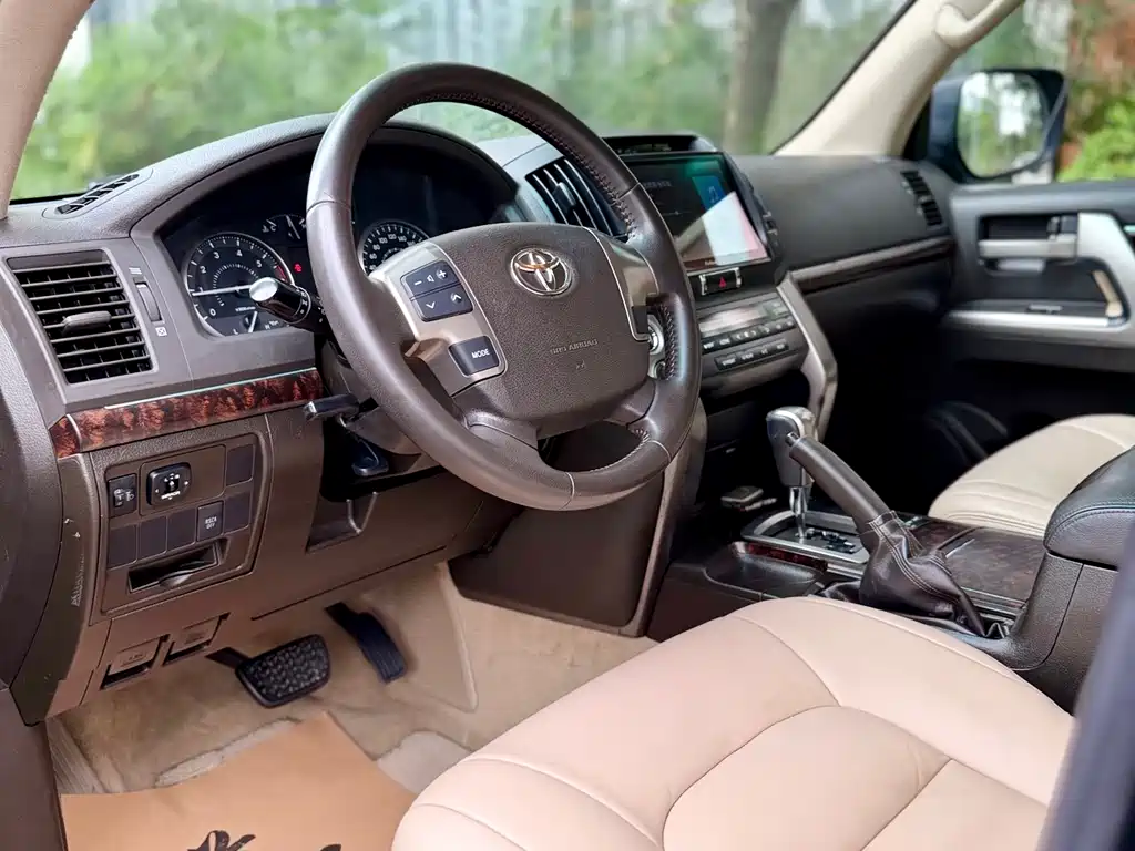 Toyota Land Cruiser 2010 4.0L AT VX