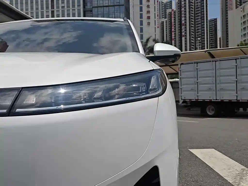 Dongfeng eπ008 2025 210Ultra 5 мест