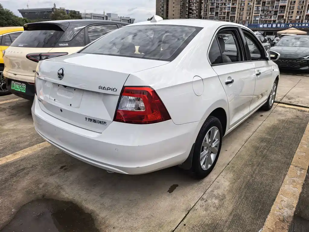 Skoda Rapid — миниатюра 5
