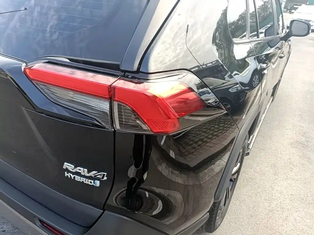 Toyota RAV4 — миниатюра 8