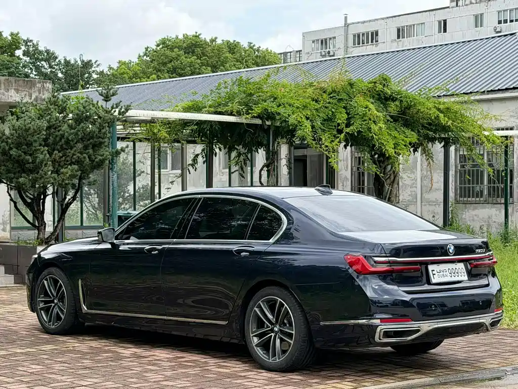 BMW 7 Series — миниатюра 7