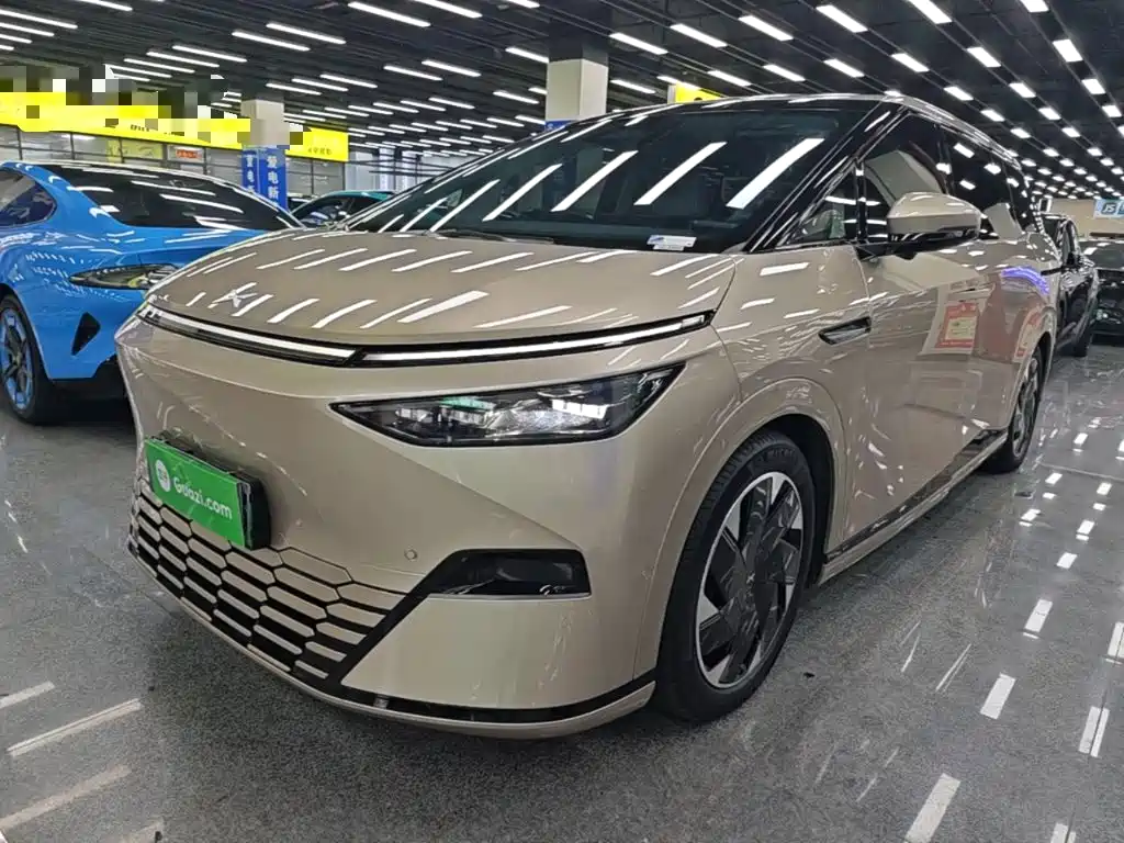 XPeng X9 — миниатюра 2