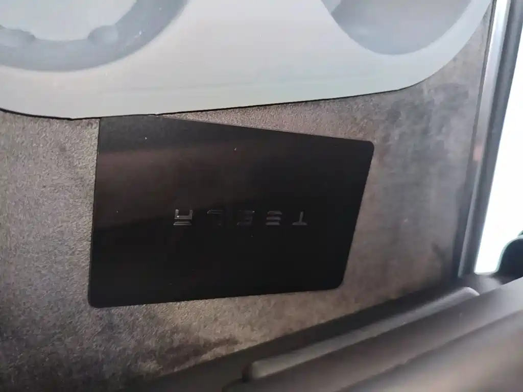 Tesla Model Y — миниатюра 9