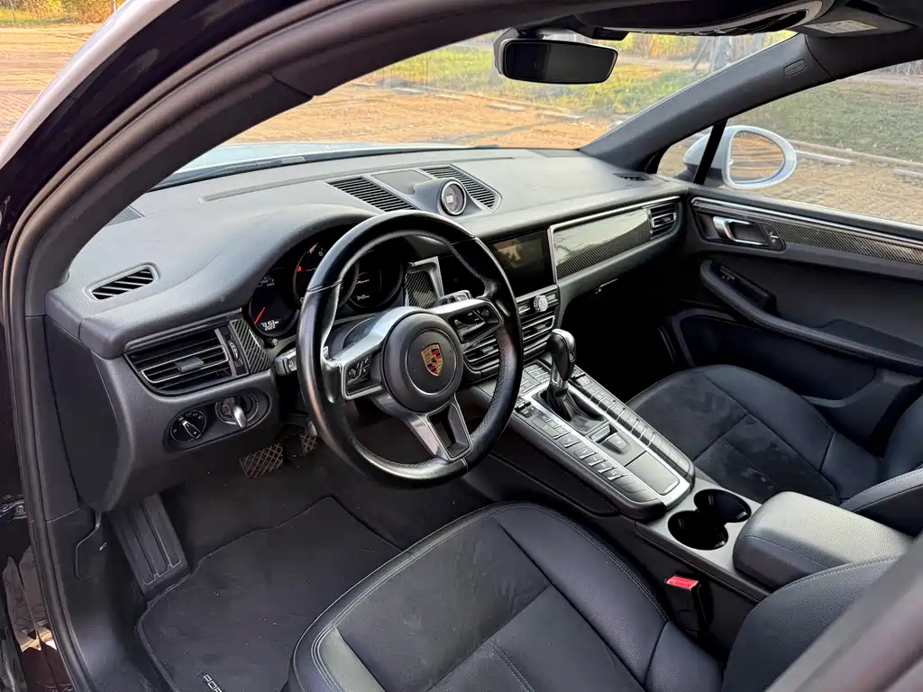 PORSCHE MACAN