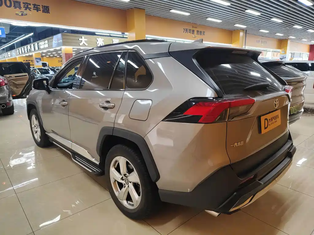 Toyota RAV4 — миниатюра 6