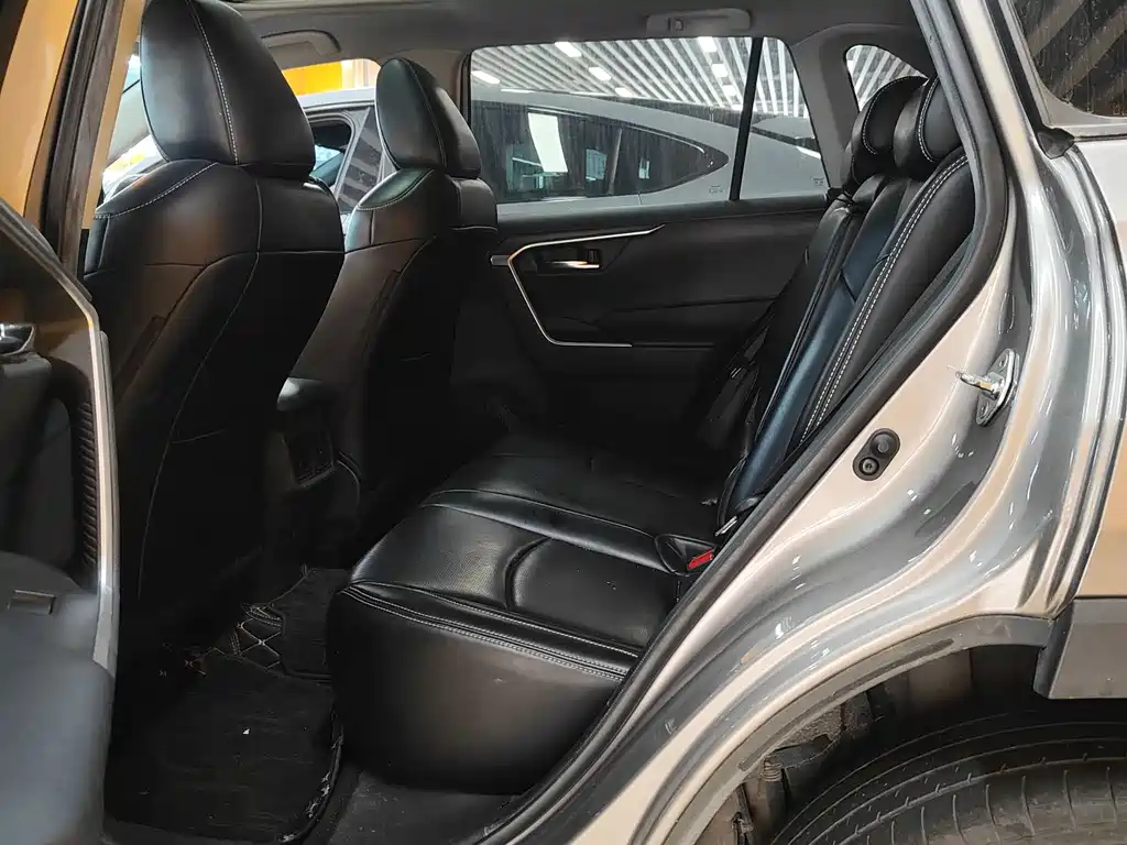 Toyota RAV4 — миниатюра 3
