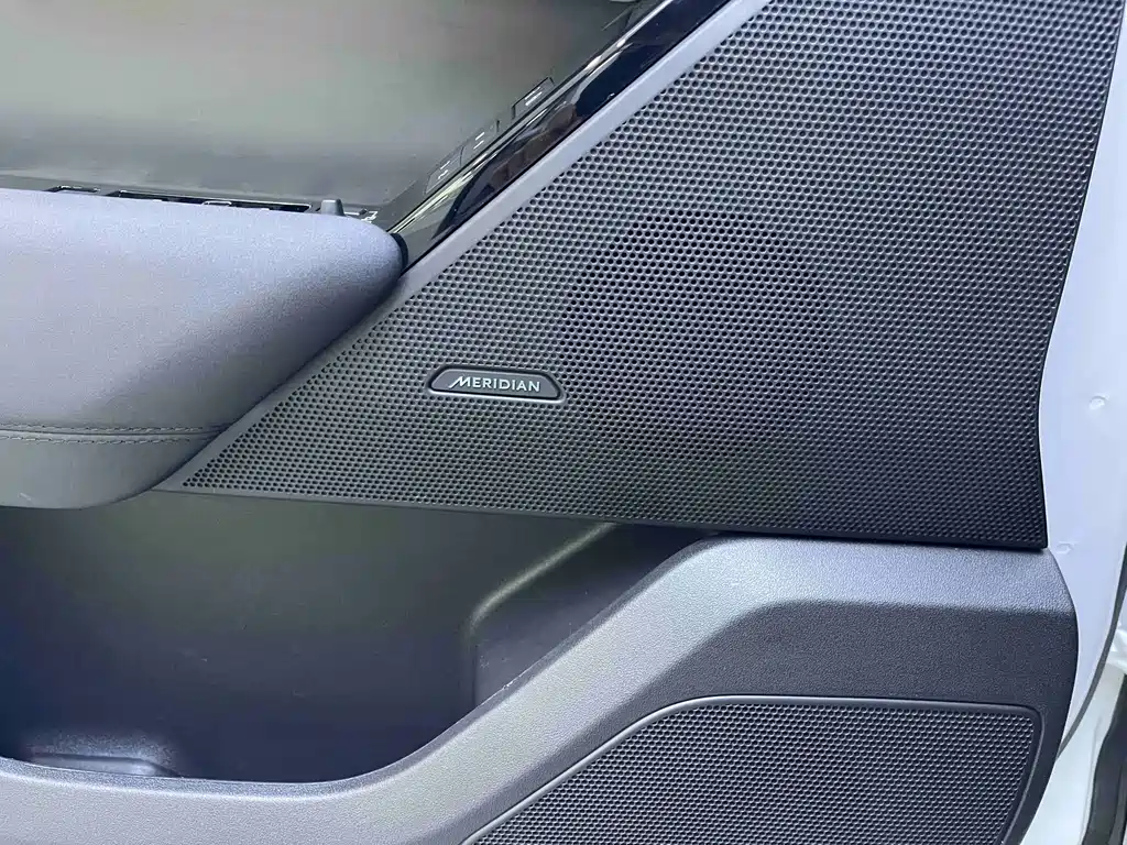 Land Rover Velar — миниатюра 16