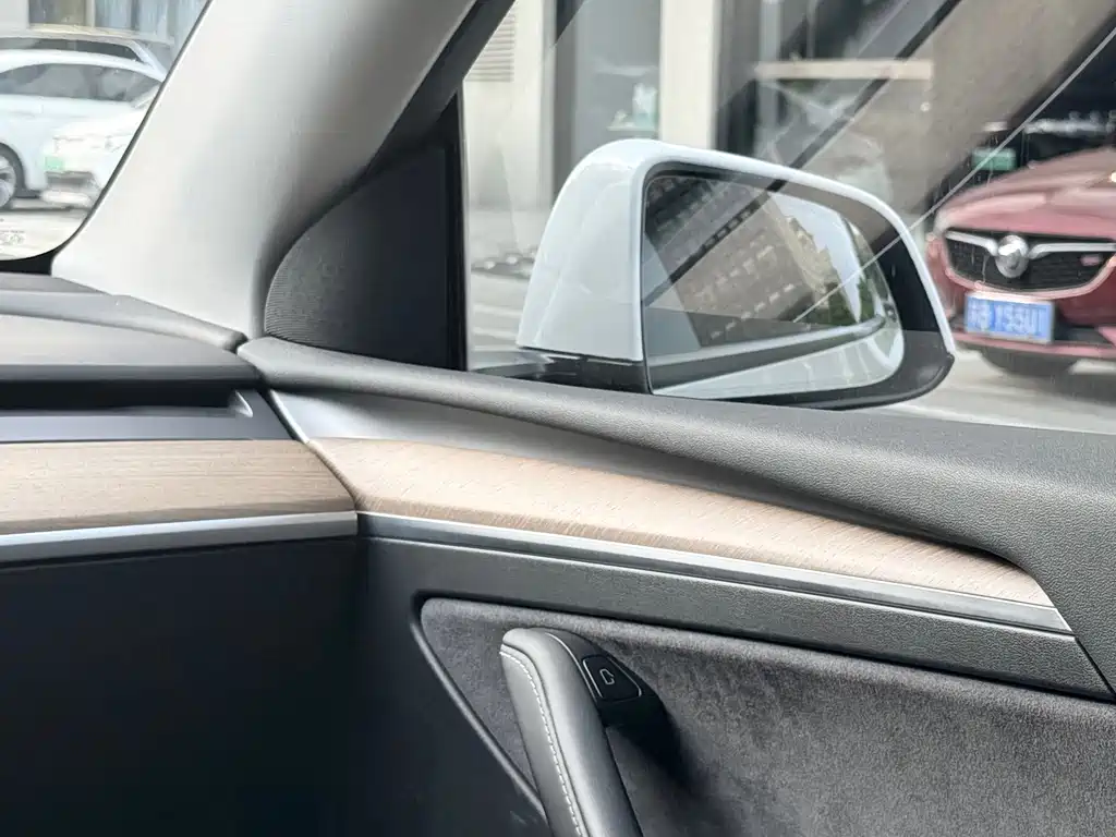 Tesla Model Y — миниатюра 9