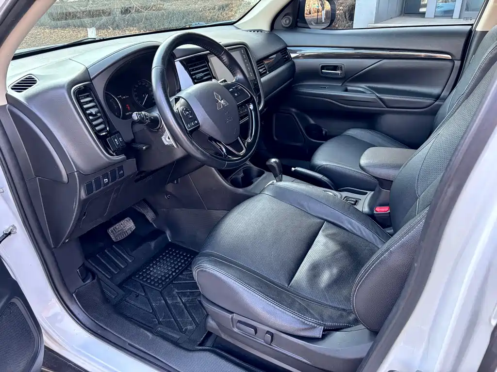 MITSUBISHI OUTLANDER