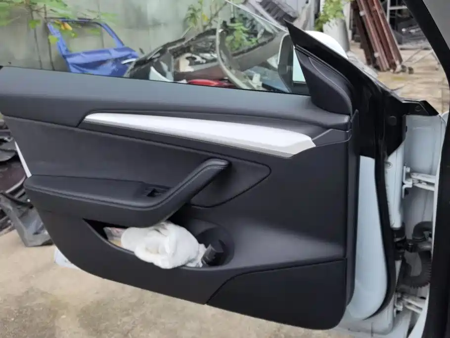 Tesla Model 3 — миниатюра 7