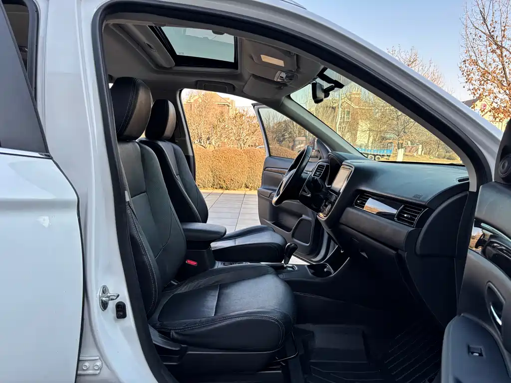 MITSUBISHI OUTLANDER