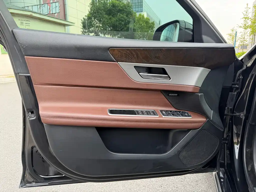 Jaguar XFL — миниатюра 4