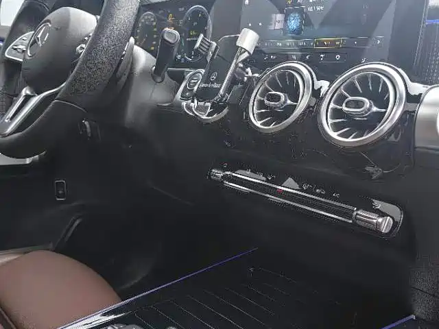 Mercedes-Benz GLB — миниатюра 8