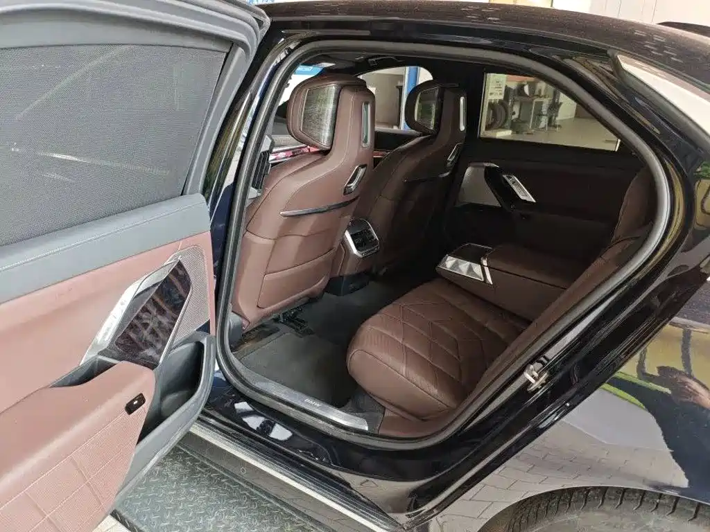 BMW 7 Series — миниатюра 3