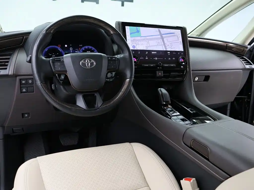 Toyota Alphard — миниатюра 8