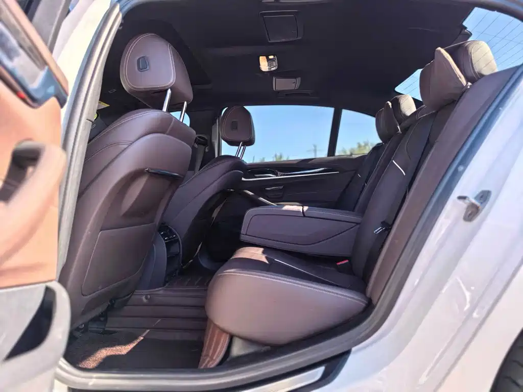 BMW 5 Series — миниатюра 9