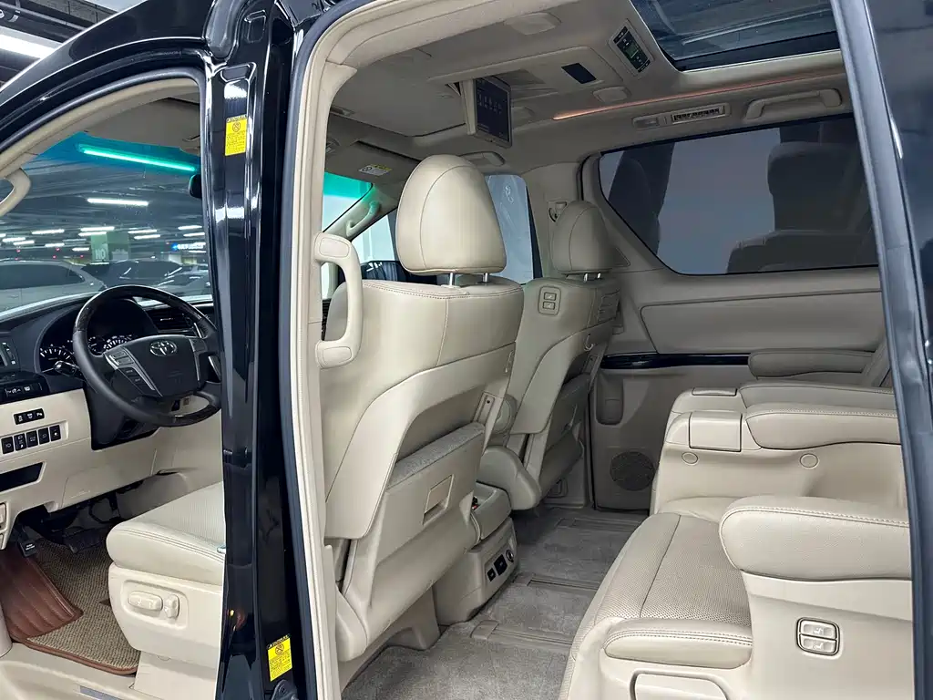 Toyota Alphard — миниатюра 11