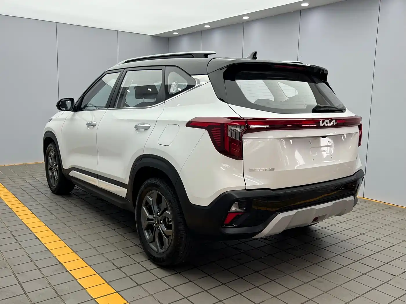 Kia Seltos 2023 Белый из Китая
