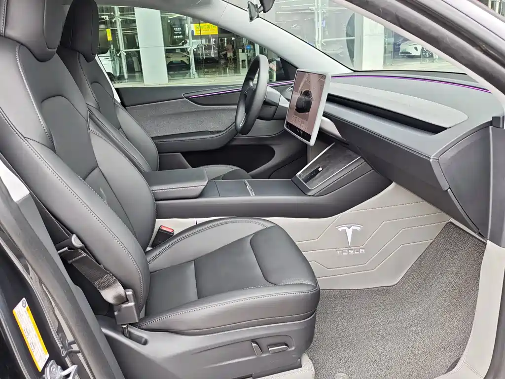 Tesla Model Y — миниатюра 12