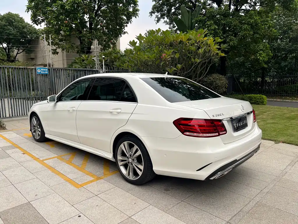 Mercedes-Benz E-Class — миниатюра 6