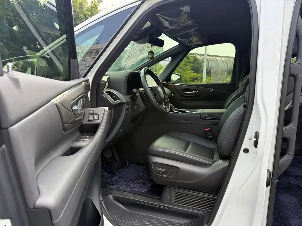 Toyota Alphard — миниатюра 5