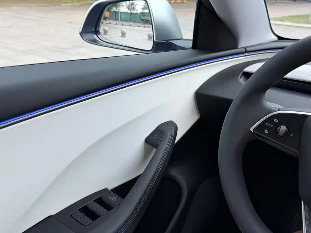 Tesla Model 3 — миниатюра 10