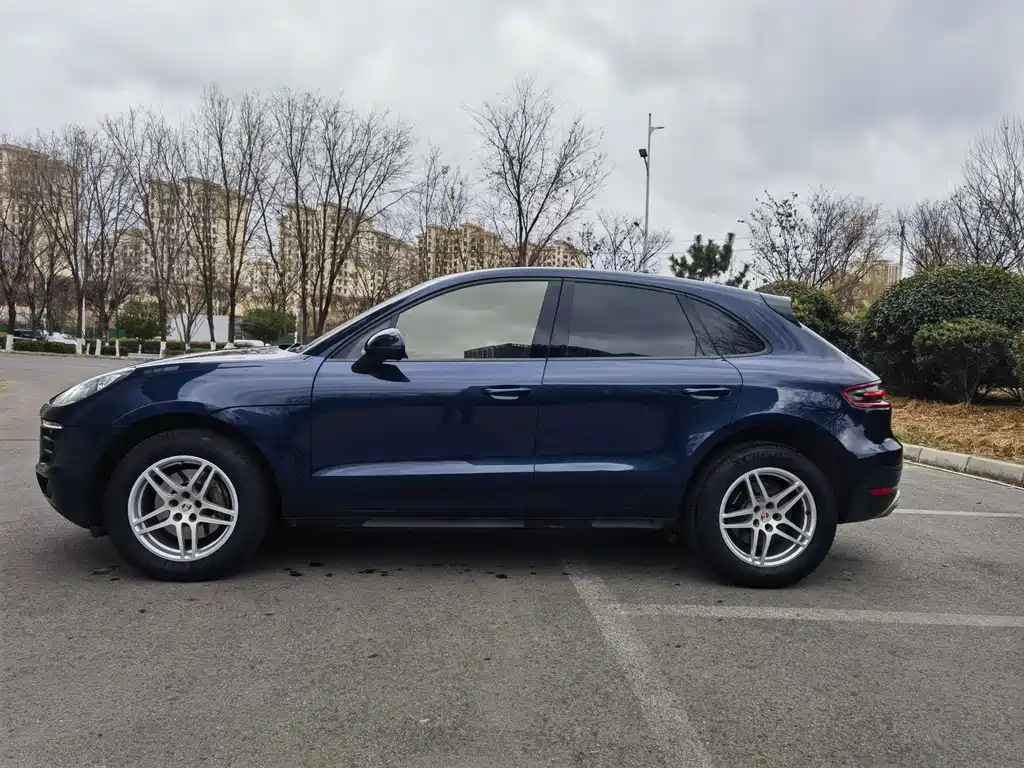 PORSCHE MACAN