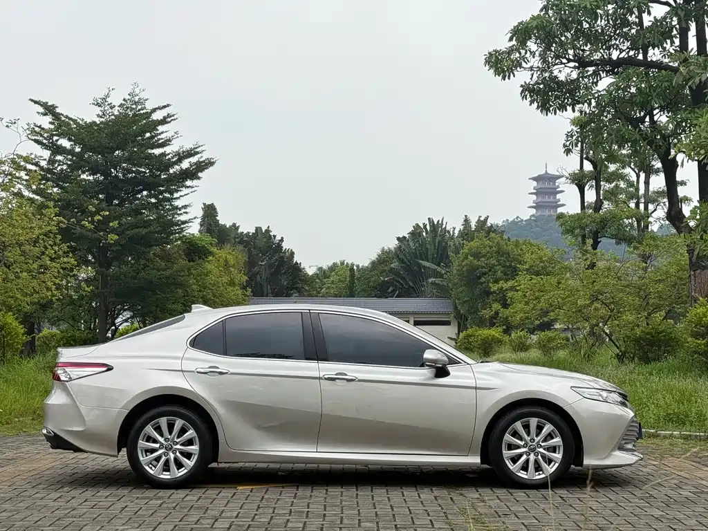 Toyota Camry — миниатюра 19