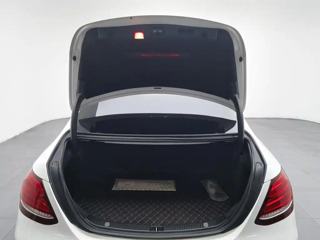 Mercedes-Benz E-Class — миниатюра 16