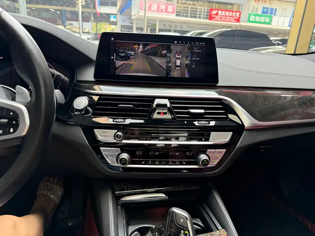 BMW 5 Series — миниатюра 9