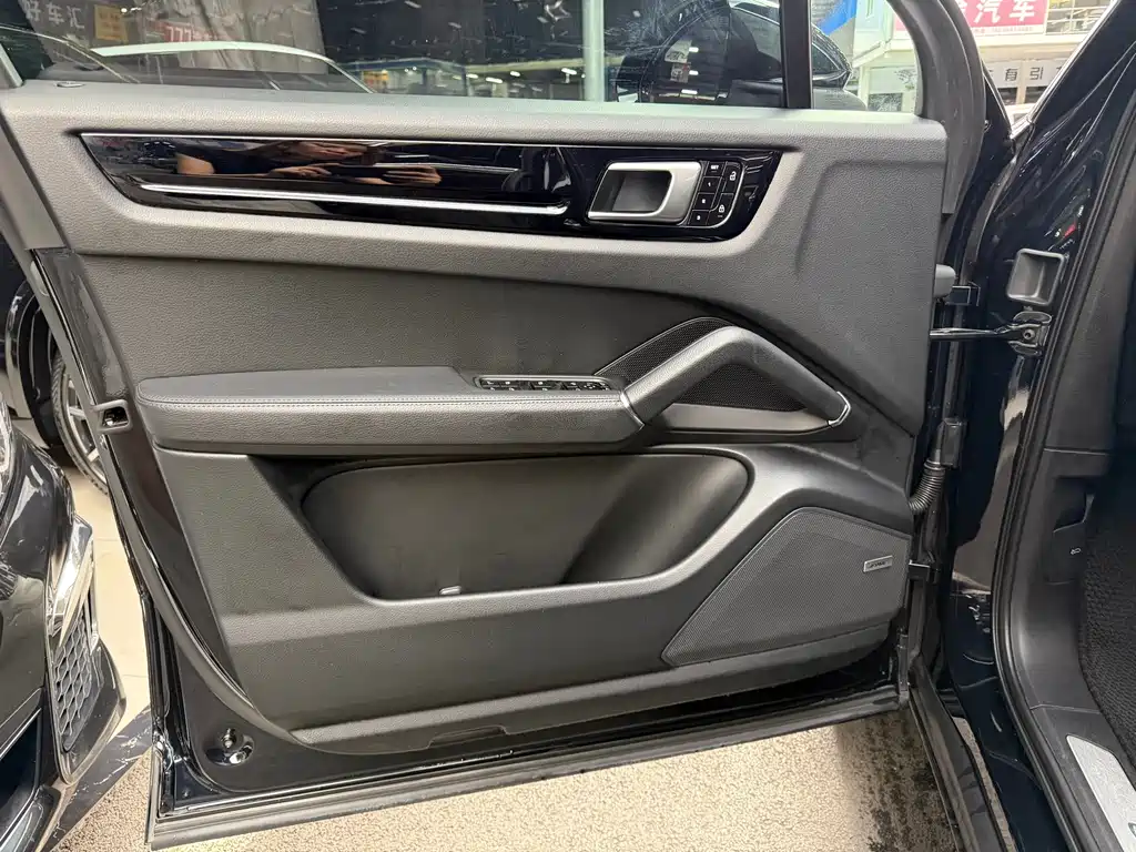 Porsche Cayenne — миниатюра 13