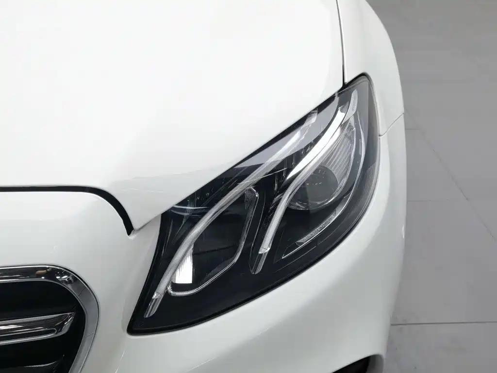 Mercedes-Benz E-Class — миниатюра 7